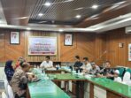 Sekretaris Daerah Aceh, M. Nasir S.IP, MPA, didampingi Kepala Badan Pengelolaan Keuangan Aceh, Reza Saputra, SSTP., M.Si., memimpin Zoom Meeting terkait Percepatan Syarat Salur Tahap II bagi Kabupaten/Kota se Aceh dan RAP Silpa Otsus di ruang rapat Sekda Aceh yang dihadiri Kepala BPKD Kab/Kota, Bappeda Kab/Kota dan Inspektorat kab/Kota Se Aceh secara daring.