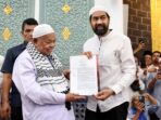 Gubernur Aceh, Muzakir Manaf (Mualem), secara resmi mengukuhkan Tgk. H. Muhammad Ali, yang dikenal dengan sapaan Abu Paya Pasi, sebagai Imam Besar Masjid Raya Baiturrahman (MRB) Aceh.