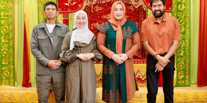 Gubernur Aceh Muzakir Manaf, didampingi Ketua TP-PKK Aceh, Ny. Marlina Muzakir, foto bersama saat menerima kunjungan silaturahmi Kapolda Aceh, Brigjen. Pol Drs. Marzuki Ali Basyah, MM, beserta Istri Ny. Ira Marzuki Ali Basyah, di Meuligoe Gubernur Aceh, Banda Aceh, Minggu (24/8/2025).