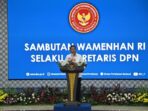 akil Menteri Pertahanan (Wamenhan) RI Donny Ermawan Taufanto, selaku Sekretaris Dewan Pertahanan Nasional (DPN) membuka kegiatan Admin Game yang diselenggarakan oleh DPN pada Rabu (28/8/2025). Kegiatan berlangsung di Gedung Wisma Elang Laut, Menteng, Jakarta Pusat, dan dihadiri oleh berbagai kementerian, lembaga, serta instansi terkait kebencanaan. Kegiatan Admin Game digelar pada 27–29 Agustus 2025 dengan tujuan menguji interoperabilitas, melatih penerapan regulasi kebencanaan, serta mengidentifikasi permasalahan lintas sektor dalam menghadapi potensi bencana gempa bumi megathrust dan tsunami. Dalam sambutannya, Wamenhan menyampaikan, dengan mengucapkan bismillahirrahmanirrahim, kegiatan Admin Game menghadapi tanggap darurat bencana gempa bumi megathrust dan tsunami, secara resmi saya nyatakan dibuka. Pada kesempatan konferensi pers, Wamenhan menegaskan bahwa tujuan utama kegiatan ini adalah merumuskan solusi kebijakan strategis yang akan disampaikan kepada Presiden selaku Ketua DPN, terutama terkait kesiapan instansi, regulasi, serta interoperabilitas dalam penanggulangan bencana. Wamenhan juga berharap kegiatan ini menjadi langkah nyata dalam upaya menyelamatkan nyawa masyarakat di lapangan, sekaligus menekankan bahwa kegiatan ini adalah bentuk antisipasi, bukan untuk menimbulkan kepanikan di tengah masyarakat. Adapun tema kegiatan ini adalah “Admin Game: Solusi Strategis Interoperabilitas Antara Kementerian, Lembaga dan Instansi Dalam Menghadapi Tanggap Darurat Bencana Gempa Bumi Megathrust dan Tsunami Guna Melindungi Keselamatan Bangsa.” Tema ini menegaskan pentingnya kerja sama terpadu agar mitigasi bencana dapat berjalan efektif, kesiapsiagaan meningkat, dan potensi kerugian maupun korban jiwa dapat diminimalisasi. Turut hadir dalam acara tersebut Kepala BMKG Prof. Dwikorita Karnawati, Kepala Badan Geologi ESDM Dr. Ir. Muhammad Wafid A. N., Deputi Bidang Operasi Pencarian dan Pertolongan, dan Kesiapsiagaan Basarnas Mayor Jenderal TNI (Mar) Edy Prakoso, Sekretariat Utama BPNBP Dr. Rustian, S.Si., Apt., M.Kes, serta perwakilan TNI, Polri, Pemprov DKI, dan instansi terkait lainnya. (Biro Infohan Setjen Kemhan)