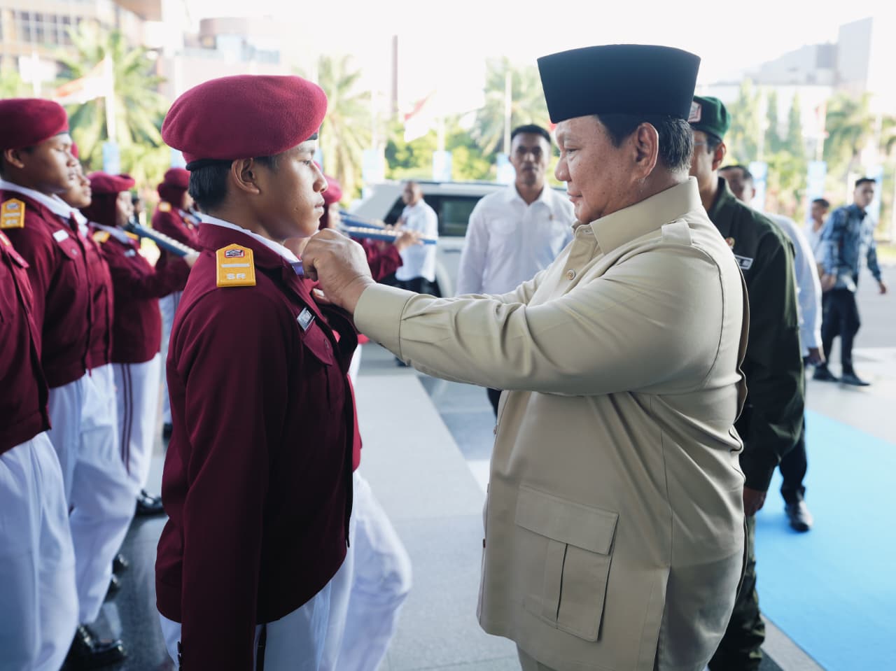 Presiden Prabowo Subianto merasa bahagia 100 Sekolah Rakyat telah beroperasi dalam waktu hanya enam bulan sejak pertama kali dicetuskan. Presiden menyebut capaian ini sebagai prestasi luar biasa. 