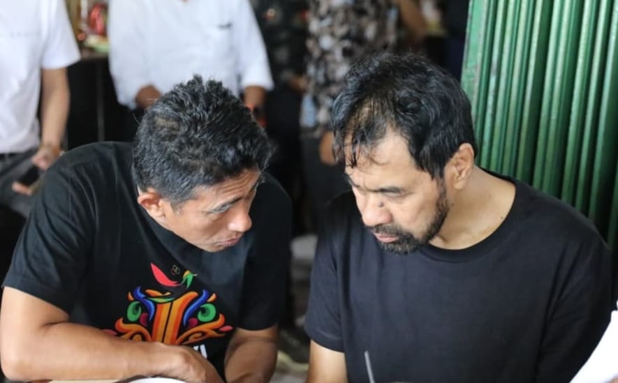 Kapolda Aceh Brigjen Pol Marzuki Ali Basyah bertemu dengan Gubernur Aceh, H. Muzakir Manaf atau yang akrab disapa Mualem, di salah satu warung kopi