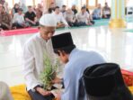 Kapolda Aceh Brigjen Pol Marzuki Ali Basyah mendapat prosesi tepung tawar (peusijuek) dari warga Lampaseh Kota