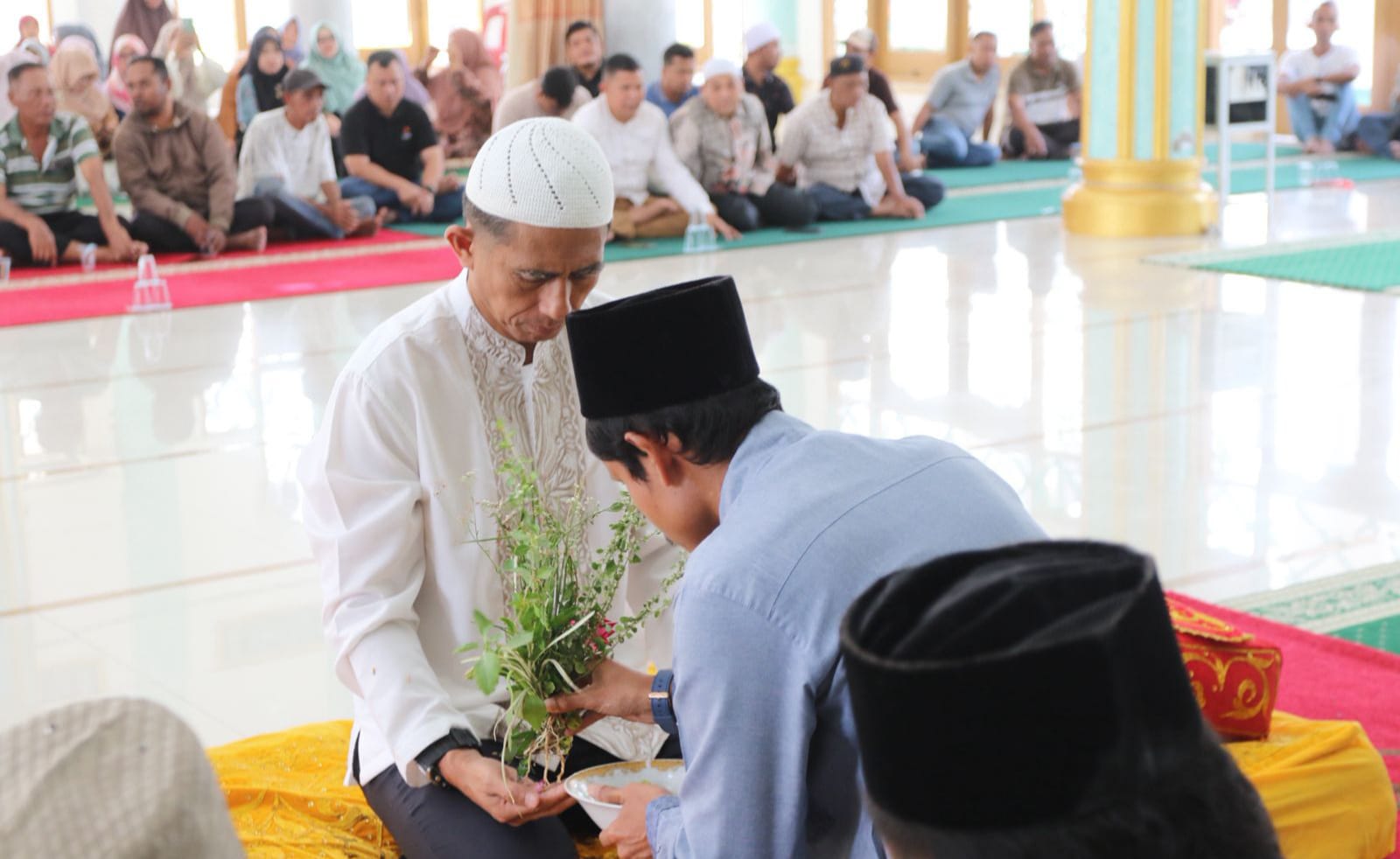 Kapolda Aceh Brigjen Pol Marzuki Ali Basyah mendapat prosesi tepung tawar (peusijuek) dari warga Lampaseh Kota