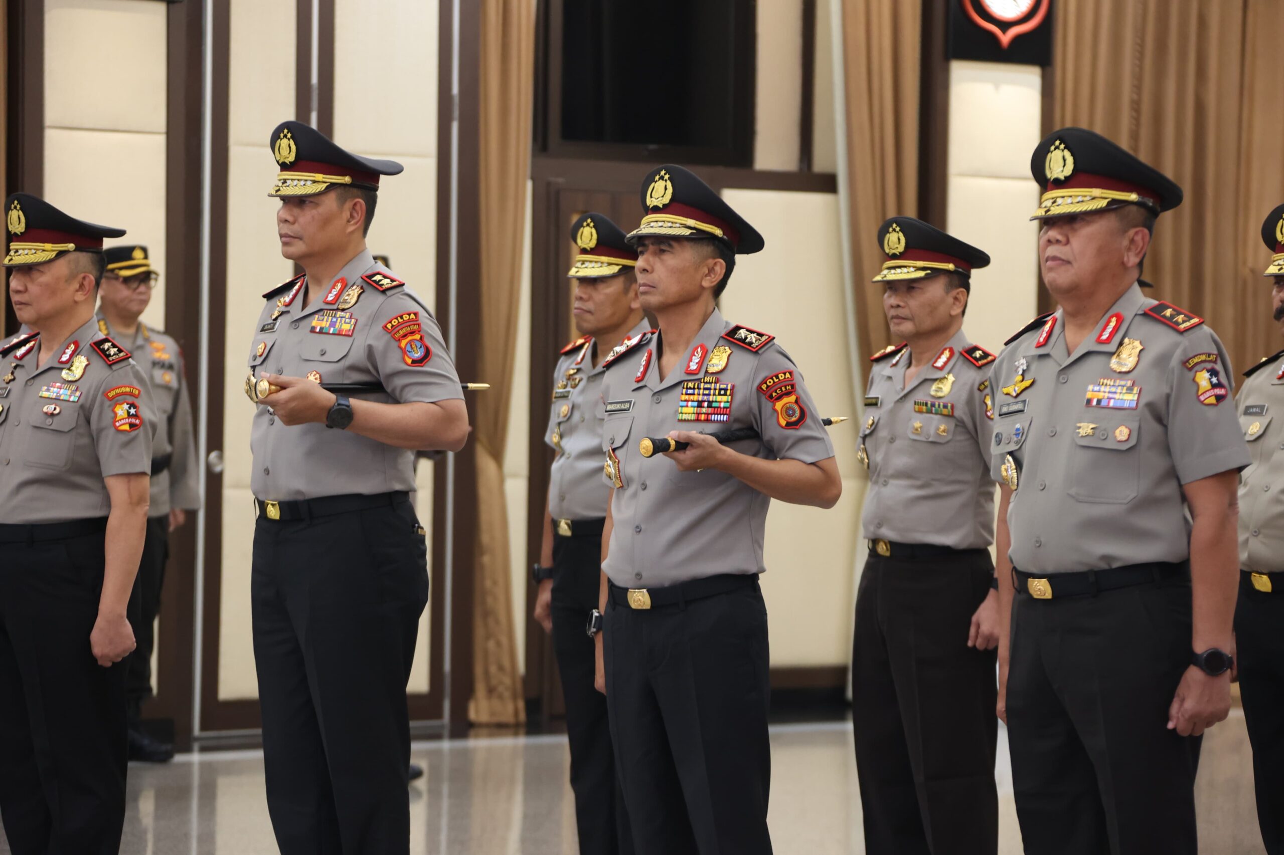 Kapolda Aceh, Marzuki Ali Basyah, resmi menyandang pangkat Inspektur Jenderal (Irjen) Polisi. Kenaikan pangkat setingkat
