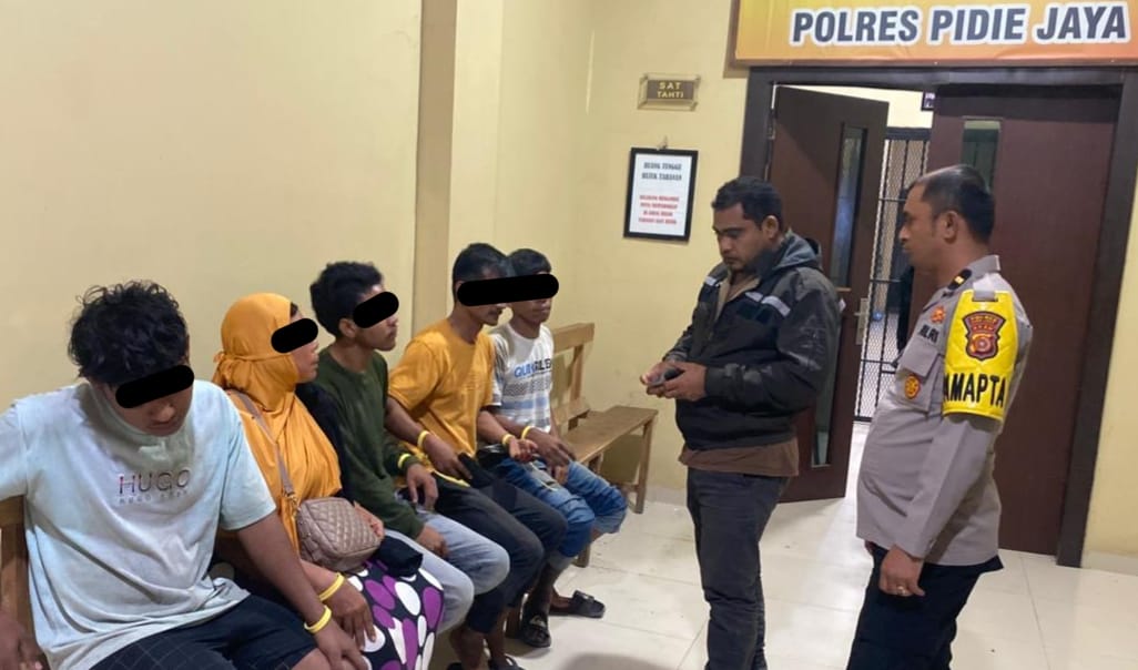 atreskrim Polres Pidie Jaya Polda Aceh menangkap lima terduga pelaku penyebar isu bohong atau hoaks terkait naiknya air laut