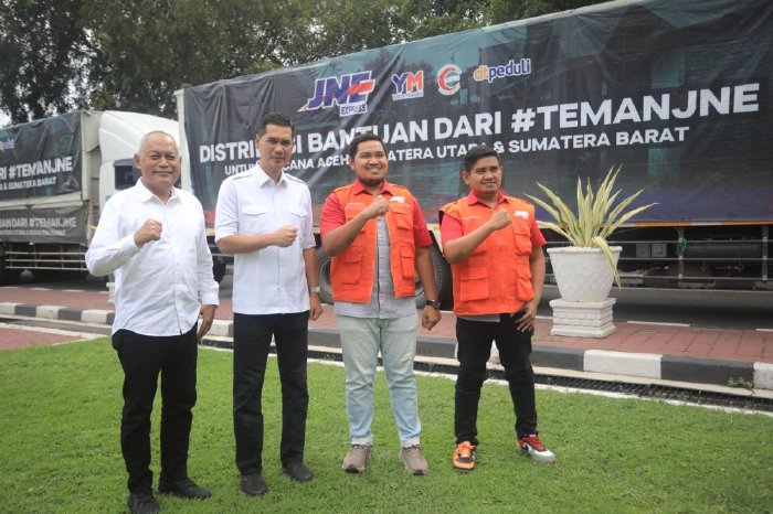 JNE mendistribusikan lebih dari 500 ton bantuan logistik untuk korban bencana hidrometeorologi di Aceh.