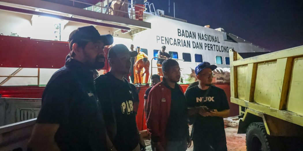 Gubernur Aceh H. Muzakir Manaf menyambut kedatangan bantuan logistik yang diangkut melalui jalur laut di Pelabuhan Krueng Geukueh, Kec. Dewantara, Kab. Aceh Utara, Minggu (30/11/2025) malam