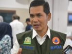 Sekda Aceh, M. Nasir, S.IP, MPA, selaku Incident Commander (IC) memberikan keterangan pers usai menggelar Rapat Lanjutan Koordinasi Penanggulangan Bencana Hidrometeorologi Aceh, di Posko Tanggap Darurat Bencana Hidrometeorologi Aceh Tahun 2025, Setda Aceh, Banda Aceh, Minggu, (30/11/2025).