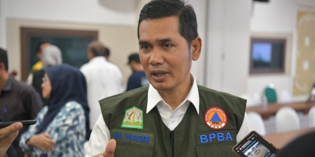 Sekda Aceh, M. Nasir, S.IP, MPA, selaku Incident Commander (IC) memberikan keterangan pers usai menggelar Rapat Lanjutan Koordinasi Penanggulangan Bencana Hidrometeorologi Aceh, di Posko Tanggap Darurat Bencana Hidrometeorologi Aceh Tahun 2025, Setda Aceh, Banda Aceh, Minggu, (30/11/2025).